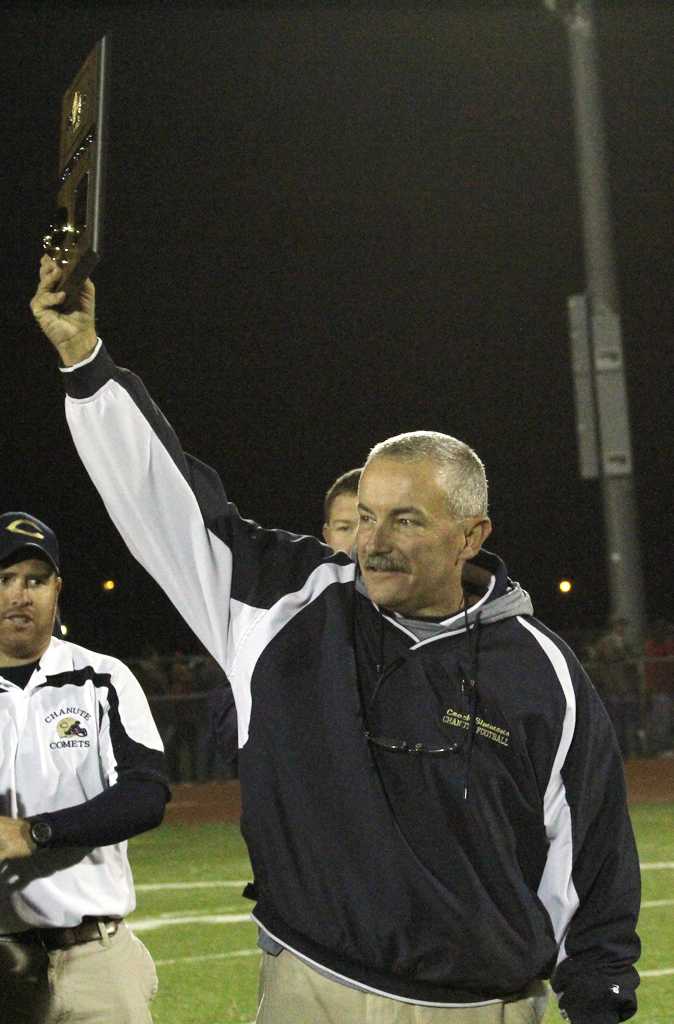Don Simmons holds up the District championship plaque after Chanute’s 53-6 win over the Girard Trojans this season. Simmons, who has won two state championships, compiled a 60-27 record in nine seasons with the Blue Comets. During his tenure the Comets were perennially one of top- scoring teams in the SEK League.
Photo by Regan Aylward/The Comet