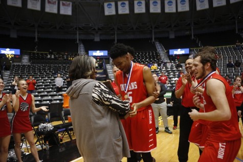 BREAKING: Boys basketball wins state title