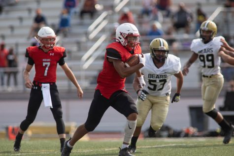 Senior Juan Jones receives a handoff from junior quarterback Isaiah Beck. 