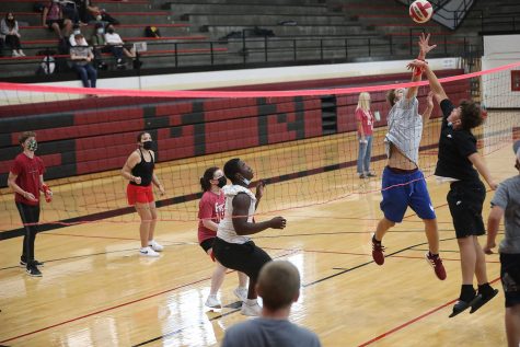 Mrs. Pattersons seminar faces off against Mrs. Laubers seminar in the final of the FMP Volleyball Tournament. 